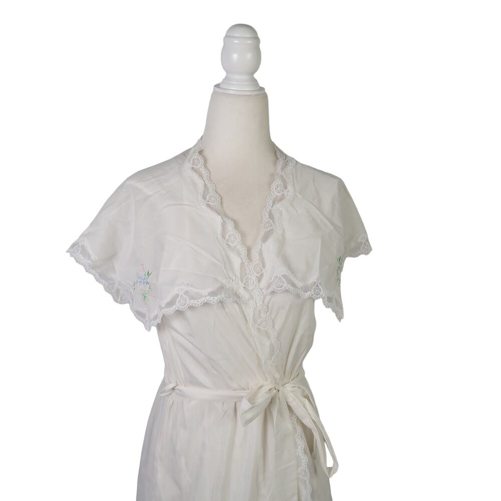 Vintage White Robe - Picture 2 of 7